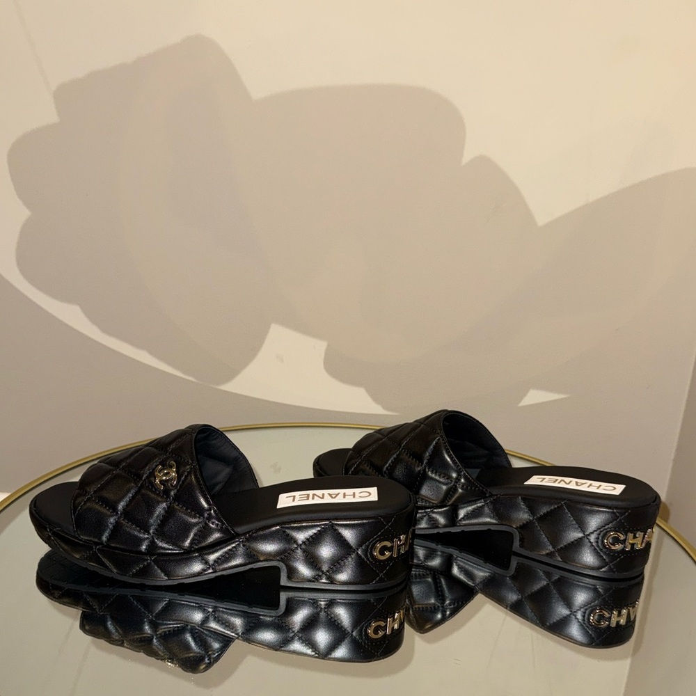 CHANEL Dad sandals Quilted leather CC logo slide 38 - Picture 4 of 17